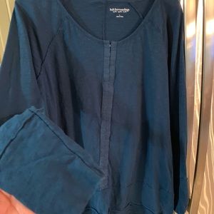 Vintage feel, long sleeve tee.